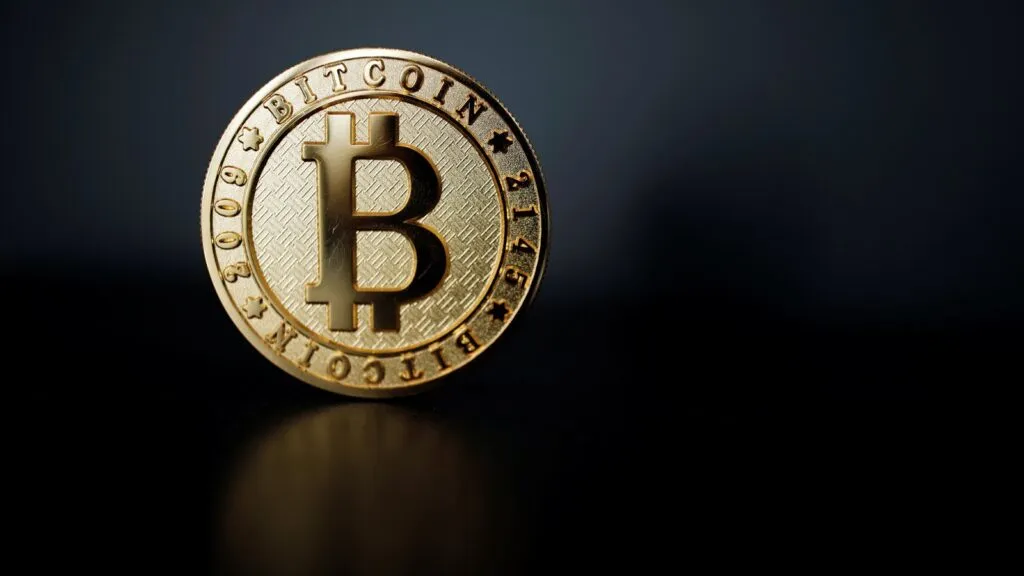Precio de bitcoin cae 15%