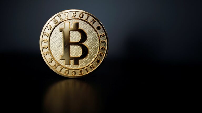 Precio de bitcoin cae 15%
