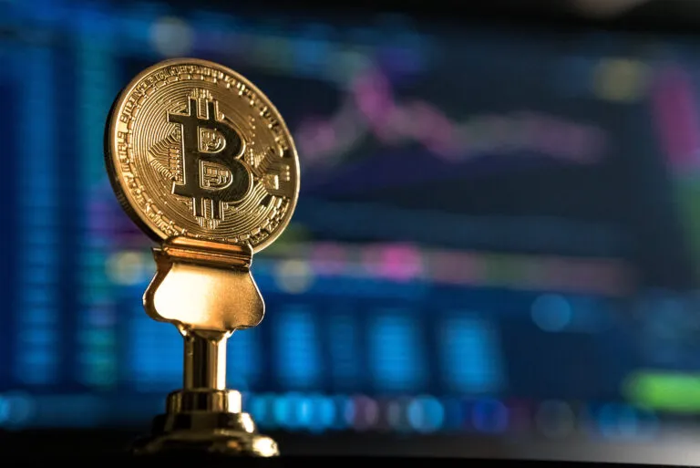 Bitcoin cae un 5% a pesar de la acumulación continua por parte de los inversores