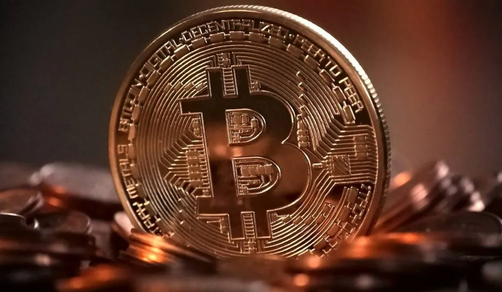 Bitcoin cayó el jueves hasta un 6,7%, a 50.440,17 dólares, ya que el interés de los inversores minoristas cayó y el mercado de opciones provocó la volatilidad.