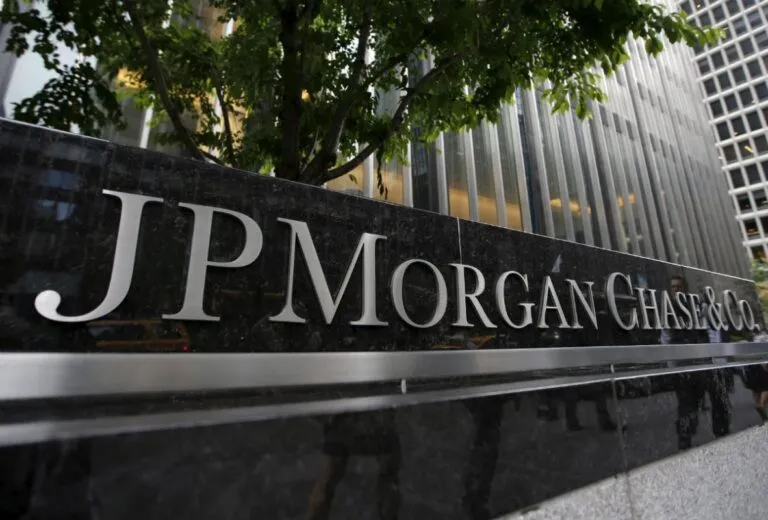 Volatilidad decreciente de Bitcoin atrae inversores institucionales: JPMorgan