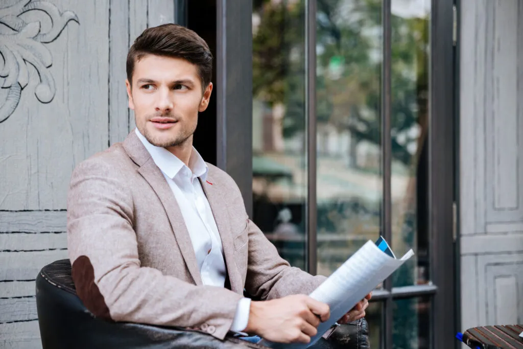 Alexis Nickin Gaxiola leyendo el periódico