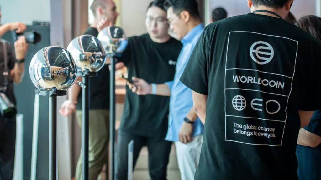 ¿Qué es Worldcoin, la moneda que promete renta básica universal?