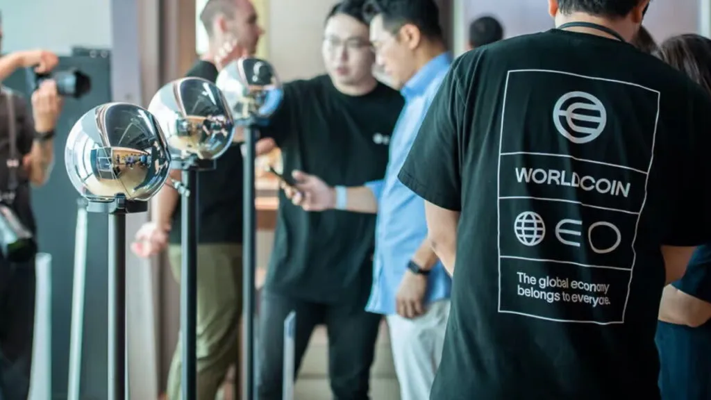 ¿Qué es Worldcoin, la moneda que promete renta básica universal?