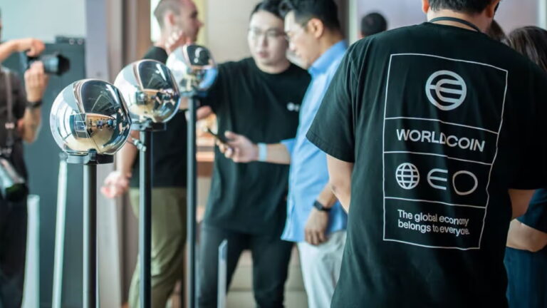 ¿Qué es Worldcoin, la moneda que promete renta básica universal?