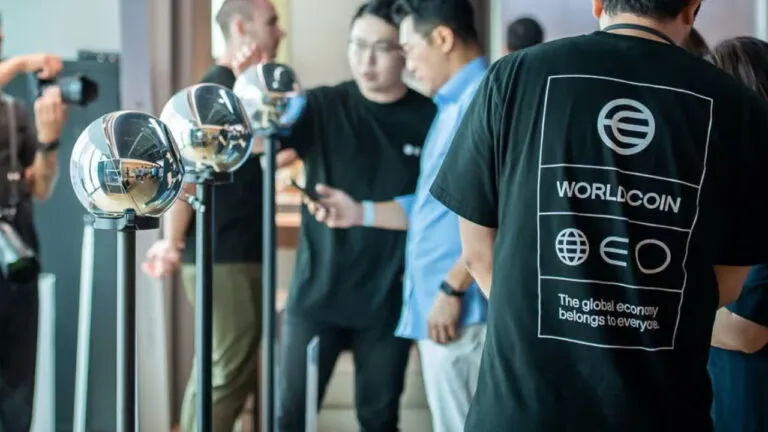 ¿Qué es Worldcoin, la moneda que promete renta básica universal?