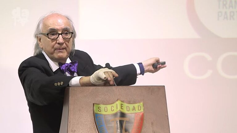 El analista político Alfredo Jalife-Rahme se encuentra actualmente bajo arresto en la Ciudad de México por acusaciones de difamación.