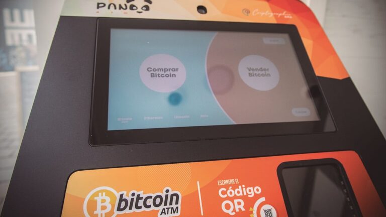 Acusan a dos hispanos de lavado de dinero con criptomonedas