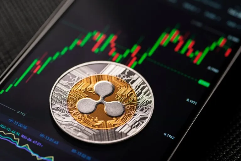 Moneda Ripple sobre gráfico digital con velas rojas y verdes, representando retroceso en altcoins, caídas de Ethereum y Solana y volatilidad del mercado cripto.