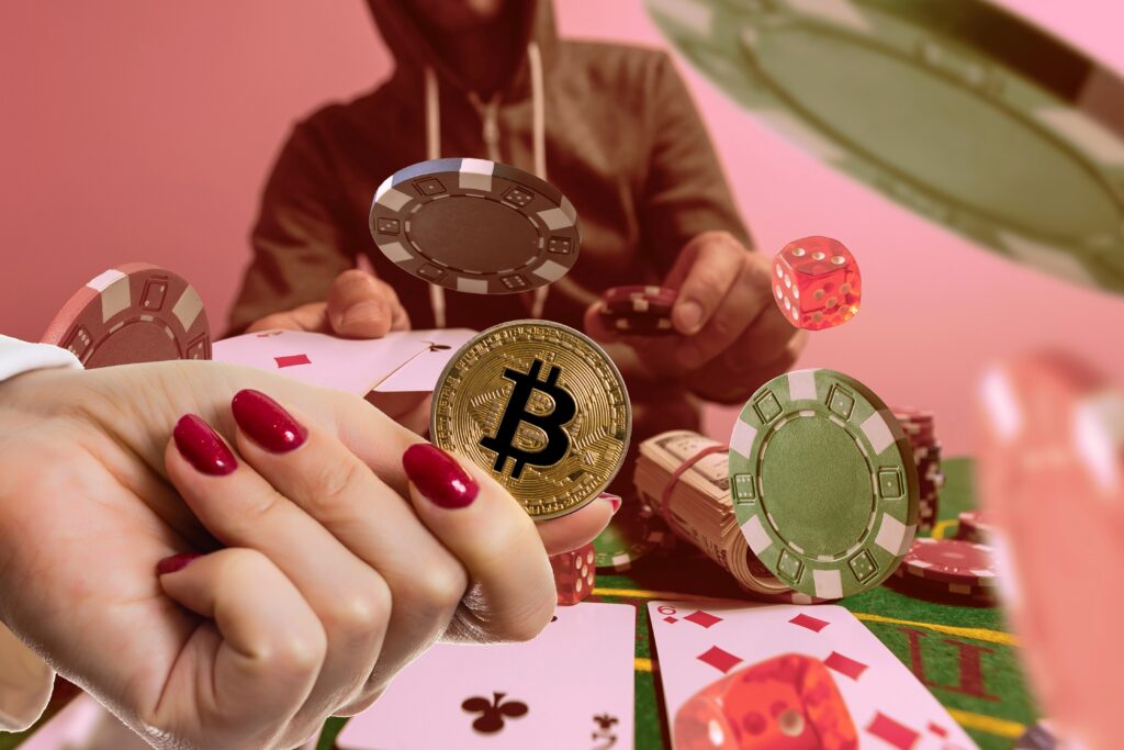 Moneda de Bitcoin entre fichas de póker, naipes y dados, representando el crecimiento de los cripto-casinos y las apuestas en línea con criptomonedas.