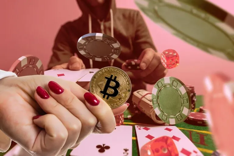 Moneda de Bitcoin entre fichas de póker, naipes y dados, representando el crecimiento de los cripto-casinos y las apuestas en línea con criptomonedas.