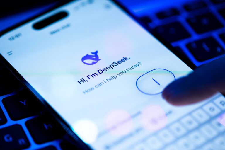 Aplicación móvil de DeepSeek en pantalla de smartphone, ejemplo de empresas jóvenes que desarrollan chips chinos y alteran criptomercados