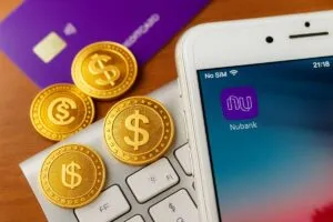 Tarjeta Nubank con stablecoin integradas para pagos digitales en Brasil y América Latina