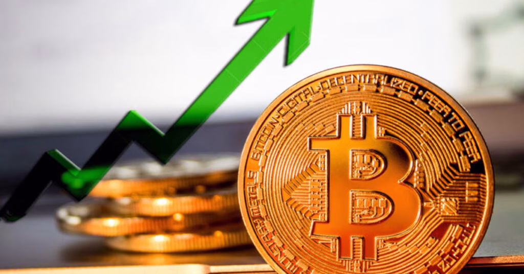 Bitcoin en 113 000 USD con altcoins en alza y gráficos verdes que representan la recuperación cripto