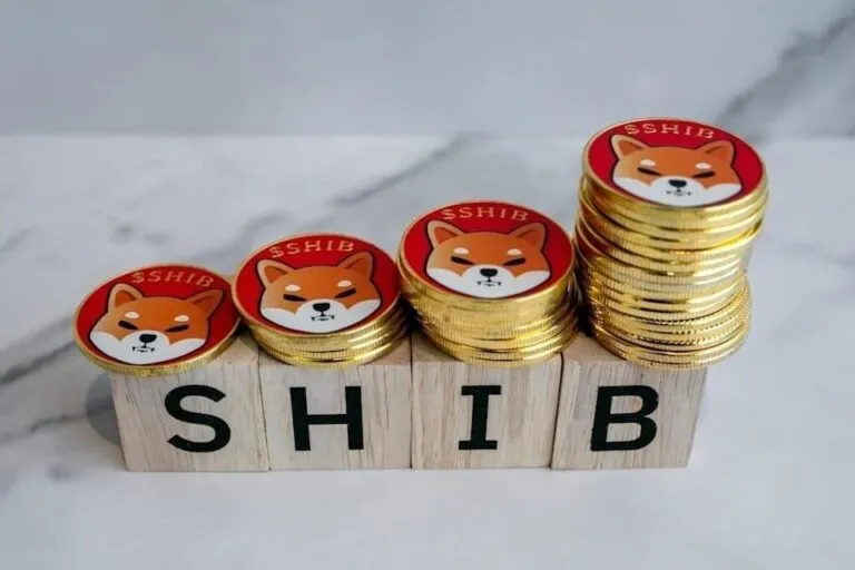 Shiba Inu en alza tras una quema tokens cripto masiva representada con gráficos ascendentes y llamas digitales
