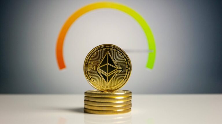 Gráfico descendente que representa la caída del valor de Ethereum, con indicadores financieros y símbolo de la criptomoneda Ethereum en primer plano.