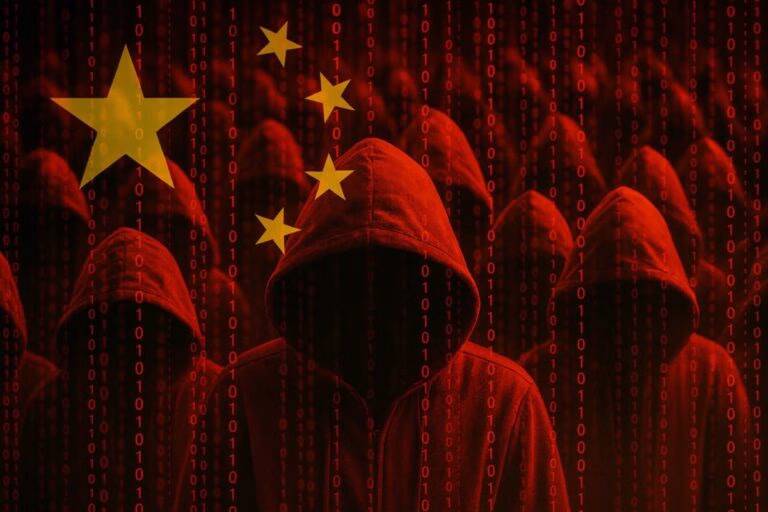 Fotomontaje con hackers encapuchados y bandera china, ilustrando el espionaje chino en Reino Unido