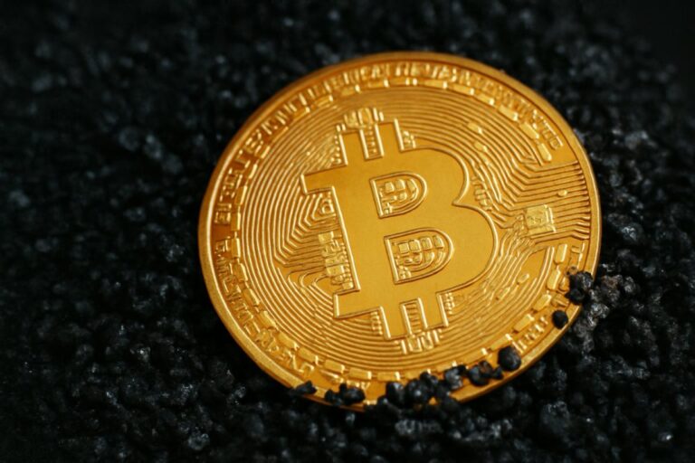 Representación visual moderna de Bitcoin como activo central en las narrativas cripto emergentes