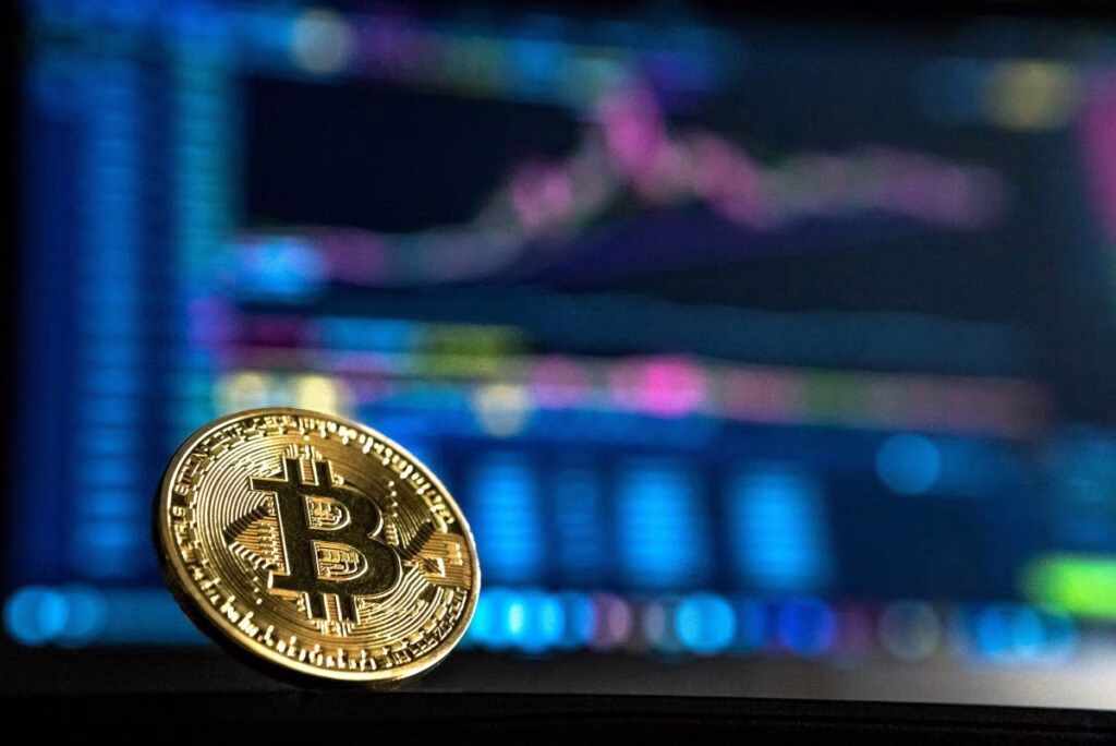 Representación digital de Bitcoin con indicadores de mercado en alza y gráficos financieros que reflejan el flujo de capital récord desde 2022