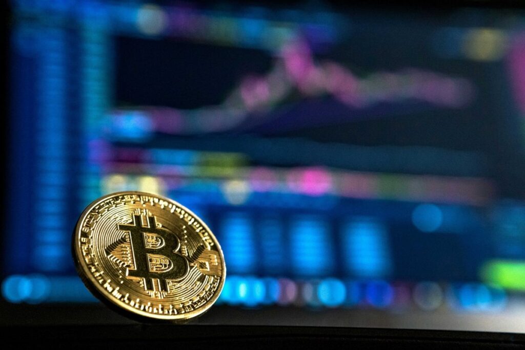 Representación digital de Bitcoin con indicadores de mercado en alza y gráficos financieros que reflejan el flujo de capital récord desde 2022
