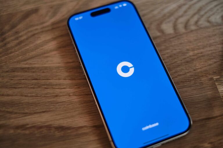 Interfaz de la app de Coinbase con función para intercambiar tokens de Solana sin listado previo