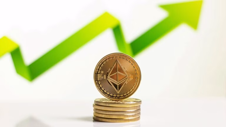 Visualización de Ethereum y gráficos bursátiles tras aprobación de ETF de Ethereum en Estados Unidos