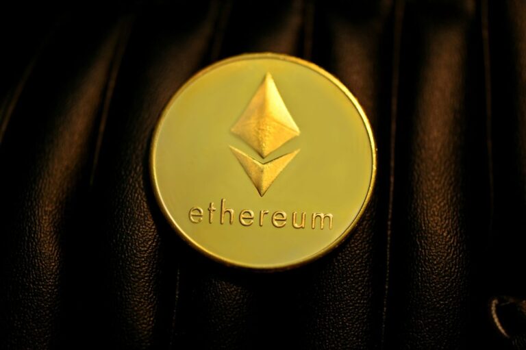 Ethereum se mantiene sobre los USD 2.200 con señales alcistas y mayor volumen desde octubre