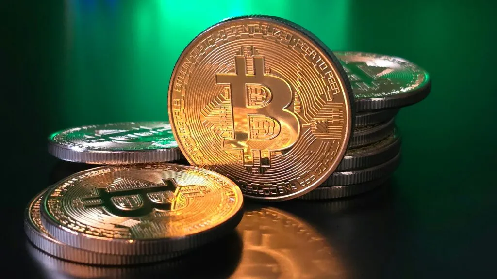 Índice Bitcoin muestra caída anual tras volatilidad y mayor correlación con Wall Street en 2025