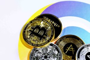 Gráfico ilustrado con proyección de altcoins como Solana, AVAX y Chainlink destacando en el mercado 2026