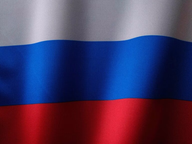 Imagen editorial sobre Rusia y su inversión cripto con enfoque geopolítico, ilustración de pagos digitales y blockchain