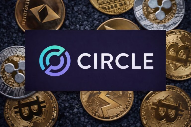 Imagen de monedas digitales con el logotipo de Circle, destacando su enfoque en interoperabilidad blockchain
