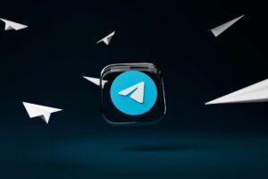 Ilustración que representa el mercado negro cripto en Telegram con estafas, bots y pagos en criptomonedas