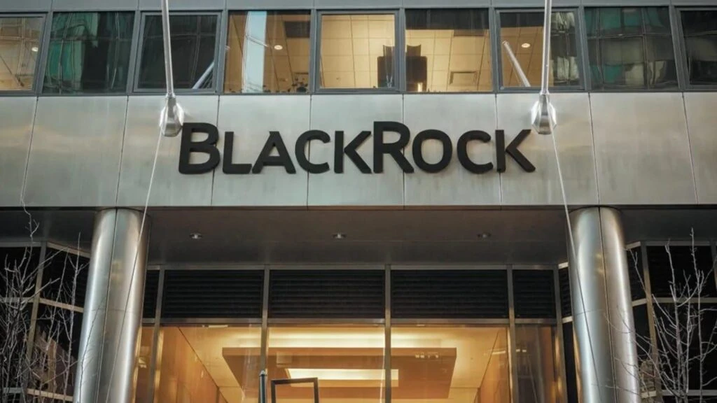 BlackRock presenta un ETF de bitcoin enfocado en generar ingresos mediante opciones cubiertas y su fondo IBIT