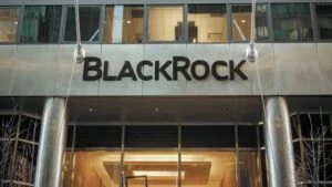 BlackRock presenta un ETF de bitcoin enfocado en generar ingresos mediante opciones cubiertas y su fondo IBIT