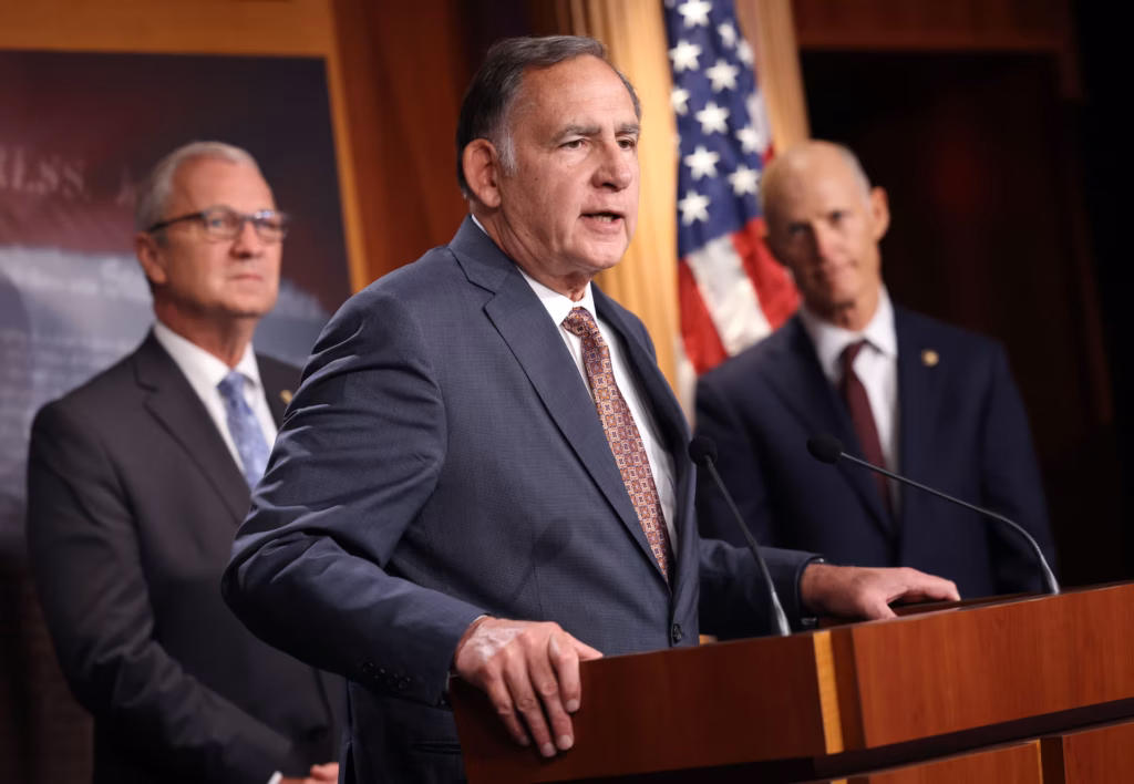 Legisladores del Senado de Estados Unidos discuten la regulación de los criptomercados y el marco legal para los activos digitales.