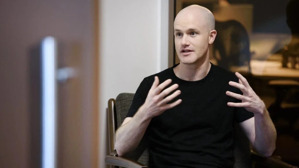 Brian Armstrong debatió en Davos sobre stablecoins con rendimiento y estándar bitcoin mientras Francia alertó por riesgos y soberanía global