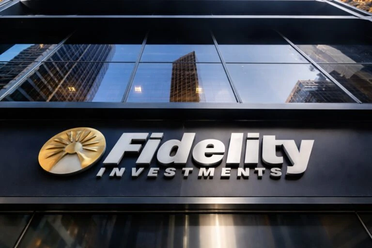 Ilustración moderna de Fidelity lanzando una stablecoin en Ethereum respaldada por dólares estadounidenses