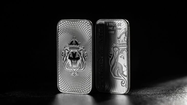 Imagen de moneda tokenizada de plata desplomándose frente a gráficas de liquidaciones cripto