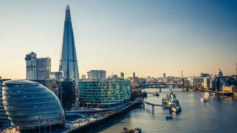 Bancos del Reino Unido bloquean transferencias a exchanges cripto pese a avances regulatorios y mayor supervisión financiera