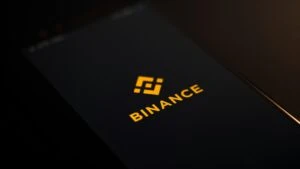 Binance concentra la mayoría de USD1, la stablecoin vinculada a Trump, generando atención regulatoria y debate en el mercado cripto