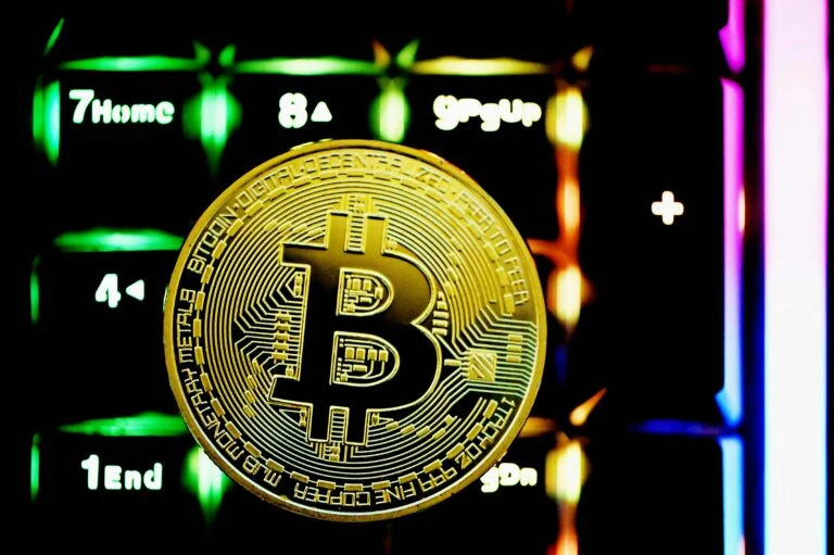 Gráfico ascendente de Bitcoin con indicadores de mercado que reflejan miedo extremo y resiliencia del precio