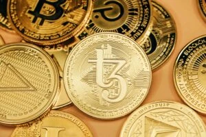 Stablecoins como USDT y USDC bloqueadas en China con bandera del yuan de fondo