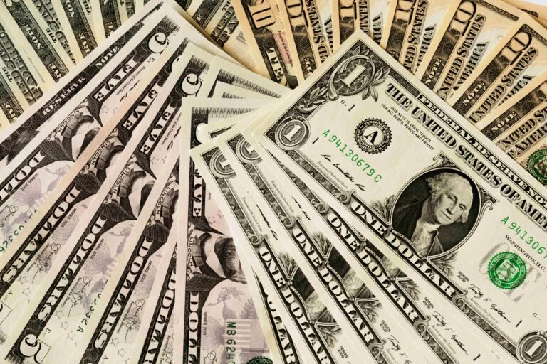 gráfico de dólar cripto hoy con precios de Bitcoin y Ethereum al alza en mercados digitales