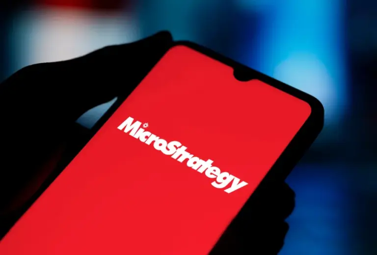 Gráfica financiera de Bitcoin sobre un escritorio de oficina moderno en México.