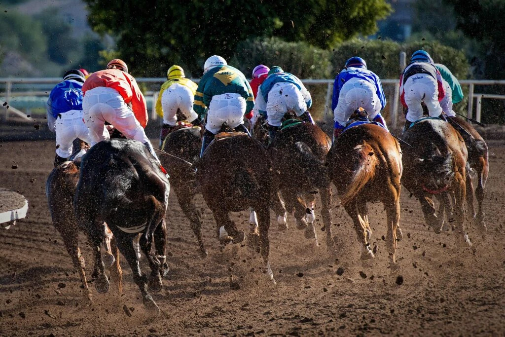 Representación editorial de NFT horse racing con jinetes digitales y caballos tokenizados en un hipódromo global conectando cripto y deportes