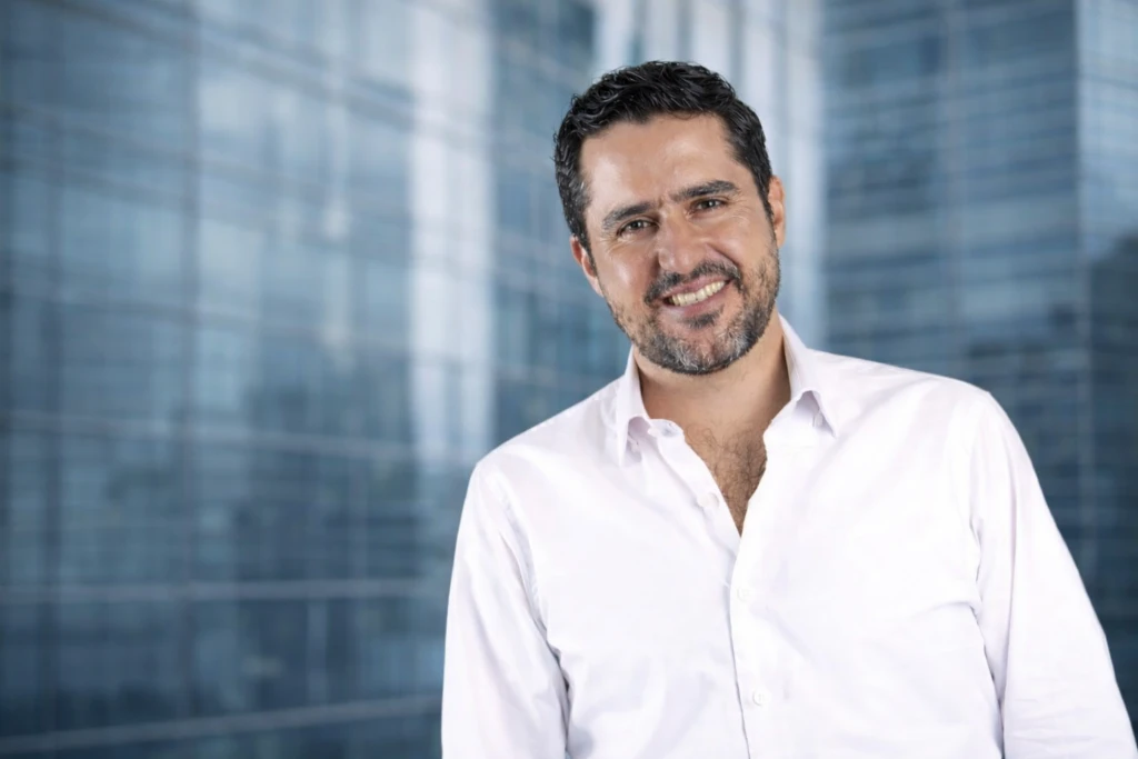 Imagen editorial con fondo gris minimalista que transmite profesionalismo, cercanía y solidez institucional. Ideal para acompañar notas políticas, análisis electorales o perfiles públicos en medios digitales.