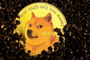 Token de Shiba Inu rodeado de una pila masiva de monedas como metáfora del exceso de oferta