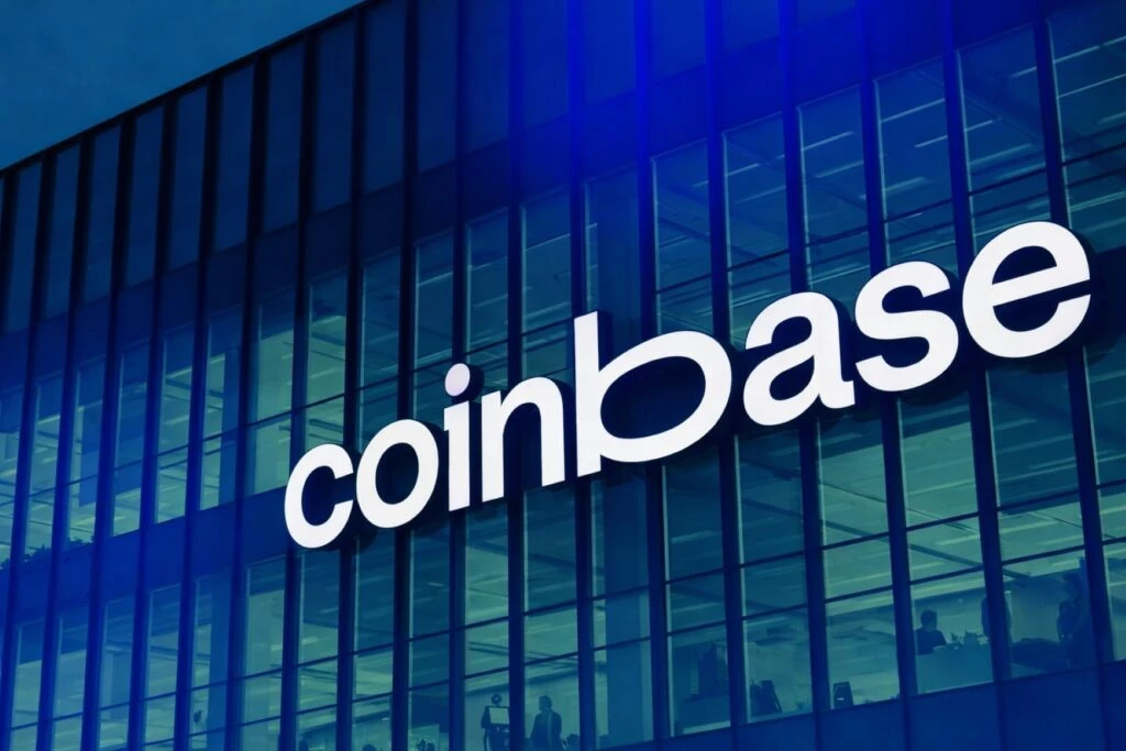 Usuario operando en Coinbase en España bajo marco europeo MiCA y comprando criptomonedas desde el móvil