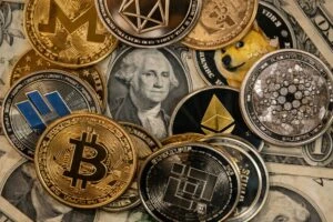 Gráfico conceptual sobre estafas con IA y fraudes cripto en Estados Unidos con enfoque en seguridad digital.