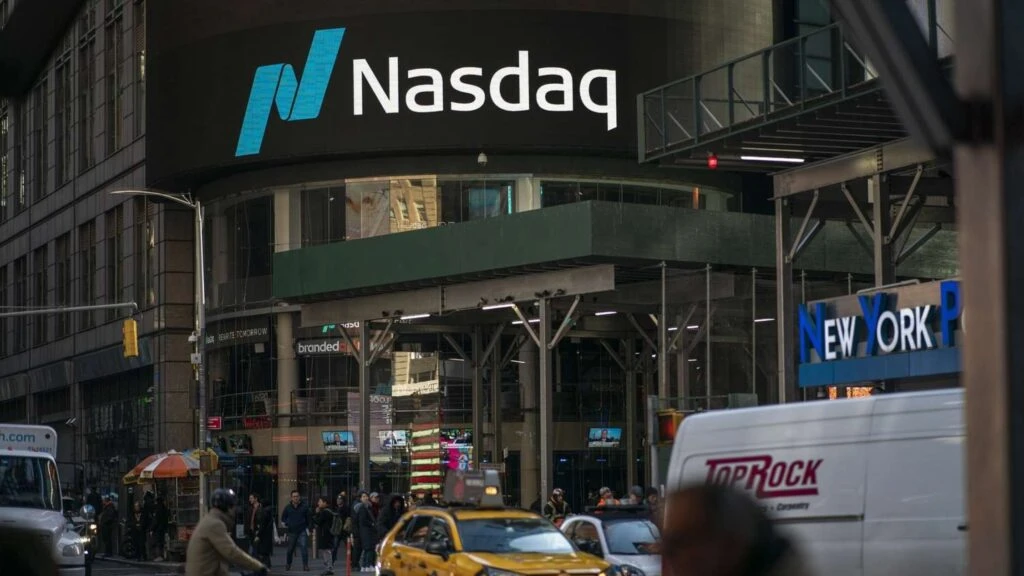 Nasdaq impulsa acciones tokenizadas en blockchain con gráficos financieros y redes digitales